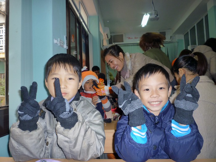 Học sinh Lớp học Hy vọng chụp ảnh "xì - tin" với găng tay mới